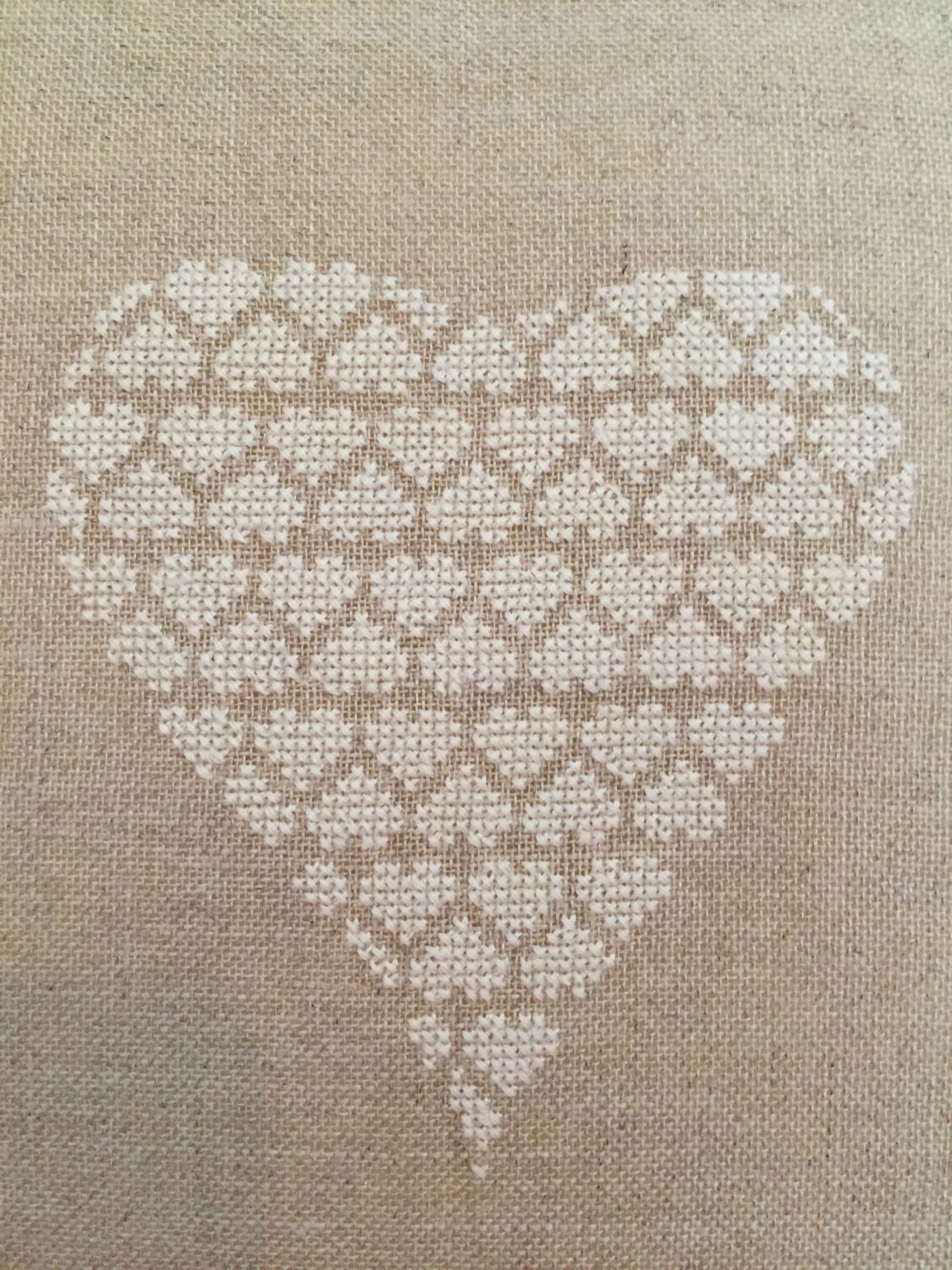 Coussin Brodé Coeurs sur Toile de Lin