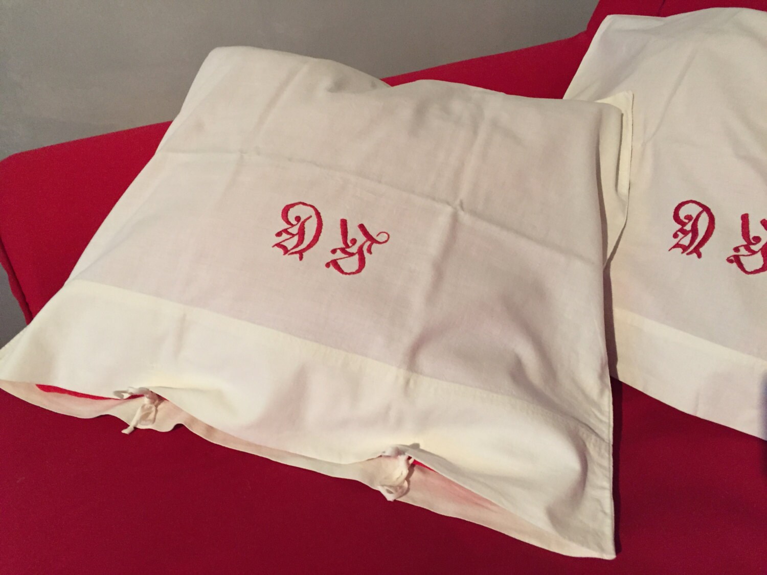 2 Housses de Coussin Brodées Main sur Coton Écru, Suédois Début 1900