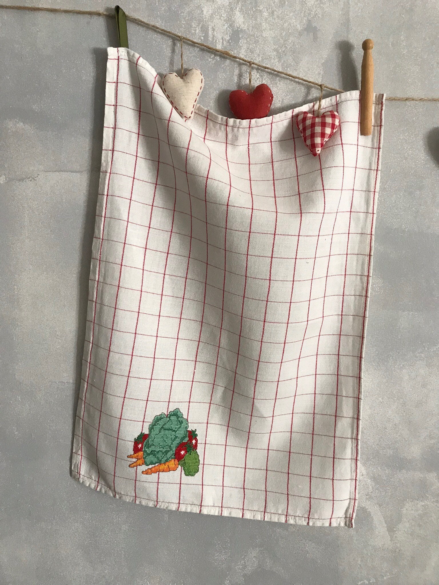 Torchon Brodé Main Au Point de Croix sur Lin .