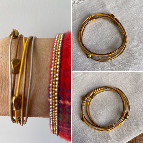 Bracelet en cuir 3 brins, 3 breloques laiton, fermoir aimanté laiton