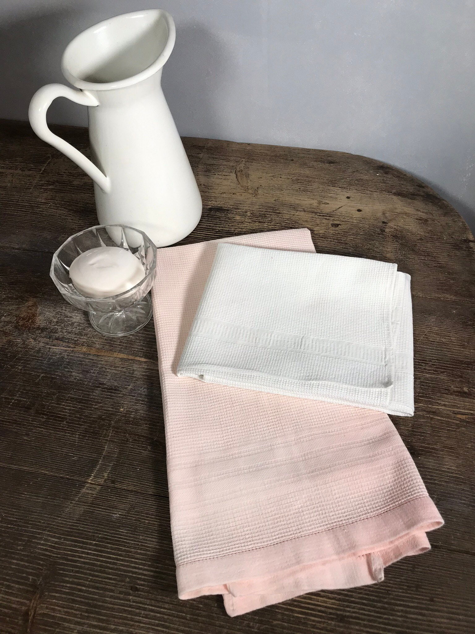 Set Of 2 Hand Towels , Honeycomb-Shaped 1 White | 20x25 Inches Pink 30x22 Inches, French Old Fabric 