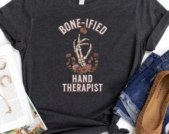 Camiseta de terapeuta de manos certificada de Halloween, camiseta CHT, camiseta de terapia ocupacional, camiseta OT divertida, diseño retro floral bohemio, regalo de graduación