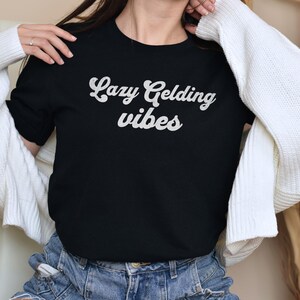 面白いゲルディングシャツ、乗馬Tシャツ、馬好き、皮肉なTシャツ、カウガールトレーナーライダーギフト、イベントハンタージャンパー、馬場馬術バレルレーサー