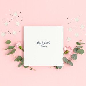 Puede incluir: Una tarjeta blanca con el texto "Lovely Cards by Madeline" sobre un fondo rosa con flores rosas y estrellas plateadas.