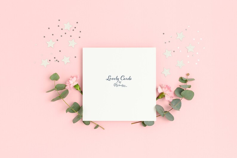 Puede incluir: Una tarjeta blanca con el texto "Lovely Cards by Madeline" sobre un fondo rosa con flores rosas y estrellas plateadas.