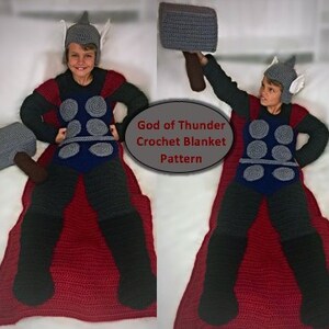 Puede incluir: Un patrón de manta de ganchillo para un disfraz de Thor. El patrón incluye una capa roja, una pieza de pecho gris y un martillo gris. El patrón se llama "God of Thunder Crochet Blanket Pattern".
