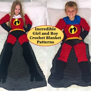 Può includere: Due bambini indossano coperte all'uncinetto che sembrano i costumi da supereroe degli Incredibili. La coperta della ragazza è rossa e nera con un simbolo giallo sul petto. La coperta del ragazzo è blu e rossa con un simbolo giallo sul petto. Il testo "Incredible Girl and Boy Crochet Blanket Patterns" è scritto in giallo su sfondo rosso.