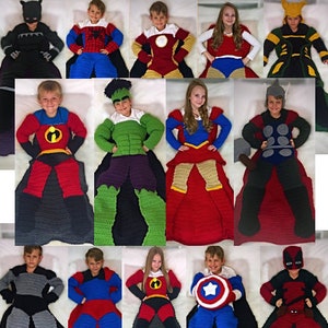 Può includere: Una collezione di coperte all'uncinetto con vari personaggi di supereroi. Le coperte sono realizzate con filati colorati e presentano dettagli intricati, come i loghi e i costumi dei supereroi.
