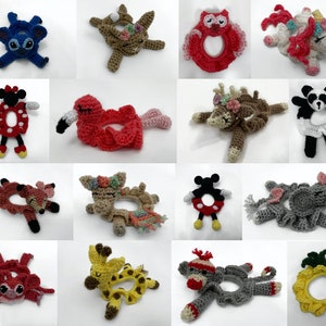 Op de afbeelding: Een verzameling van 15 gehaakte amigurumi-speelgoed in verschillende kleuren en ontwerpen. De speelgoed zijn allemaal ringvormig en hebben verschillende personages, waaronder een flamingo, een eenhoorn, een hert, een Mickey Mouse en een ananas.