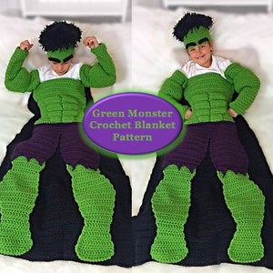 Può includere: Modello di coperta all'uncinetto Mostro Verde. Un bambino indossa un costume di Hulk all'uncinetto verde con una coperta all'uncinetto nera e viola. La coperta ha la forma di Hulk con gambe verdi e un mantello nero.