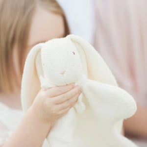 Muñeco de peluche con forma de conejito de la herencia: regalo personalizado: algodón orgánico + tejido de espiga color marfil