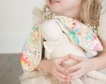 Kanin trasdocka med Liberty of London "Vintergatan"-tryck - Rosa - Present till småbarn och baby - Present till liten flicka - Ekologisk docka - Personlig present