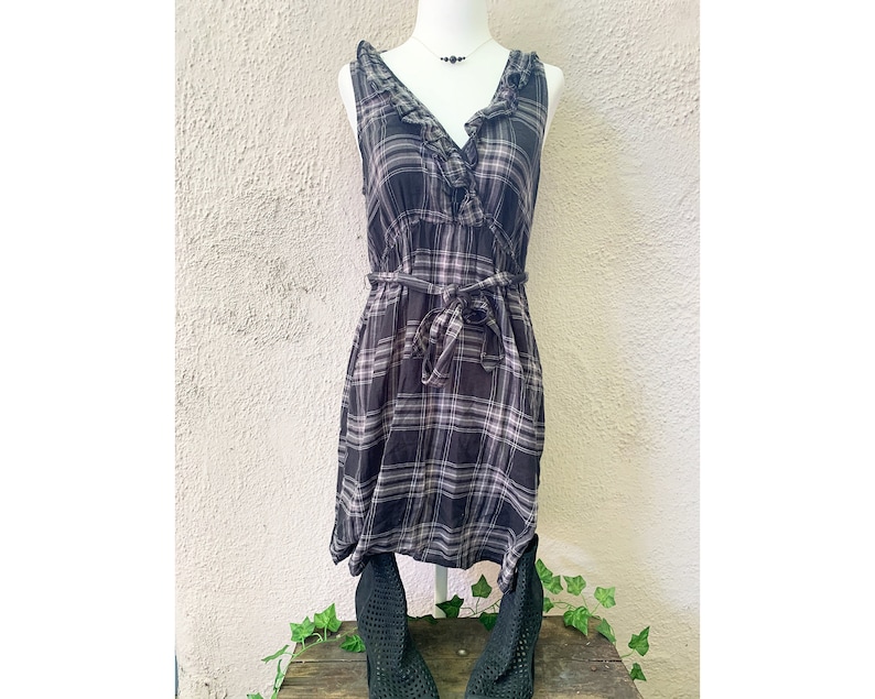 XS Vintage Inspired Black and Grey Sheer Sleeveless Dress with Belt
