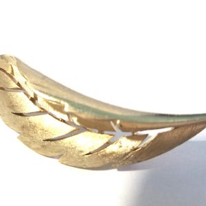 Broche vintage florentine pliée en forme de feuille signée Trifari