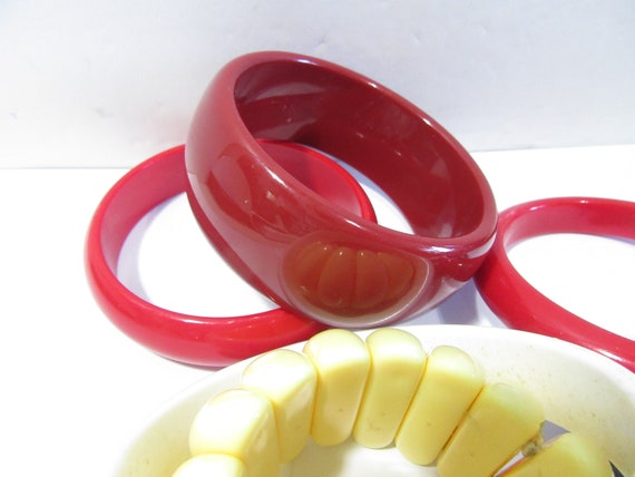 Lot of Vintage Bracelets Plastic Stretch Horn Mix… - image 2