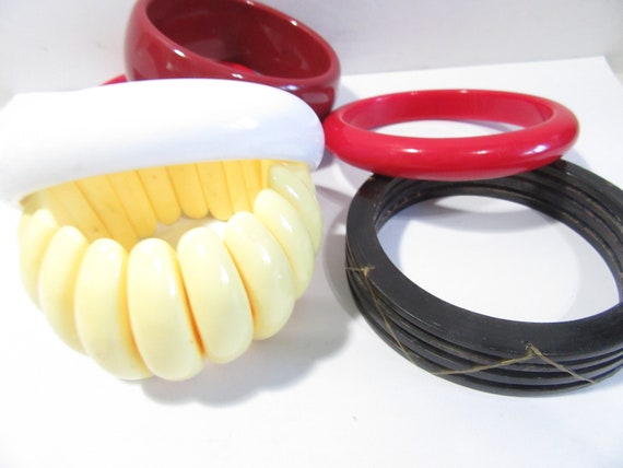 Lot of Vintage Bracelets Plastic Stretch Horn Mix… - image 1