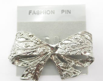 NOS Silver Tone Bow Brooch Pin Chunky Brass Fancy Design on Card 80s