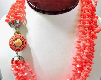 Collar vintage de plástico Lucite de múltiples hebras con imitación de piedras preciosas, coral simulado y bonito cierre de concha, color rosa oscuro y naranja.