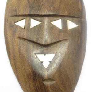 Colgante vintage con forma de máscara, incrustaciones de madera y nácar.