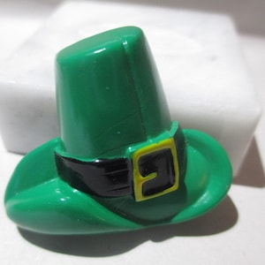 Vintage Plastic Painted St. Patty&#39;s Day Hat With Buckle Green Pin Irish Patrick Brooch