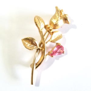 Avon Rose Flower Pin with Pink Stone Gold Tone Classy Signed