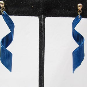 Dark Blue Twirl Metal Ribbed Textured Twisted Pierced Earrings