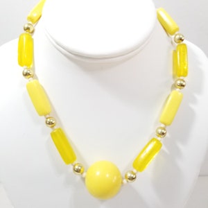 Collier vintage en plastique avec grosses perles focales, centre jaune de Hong Kong