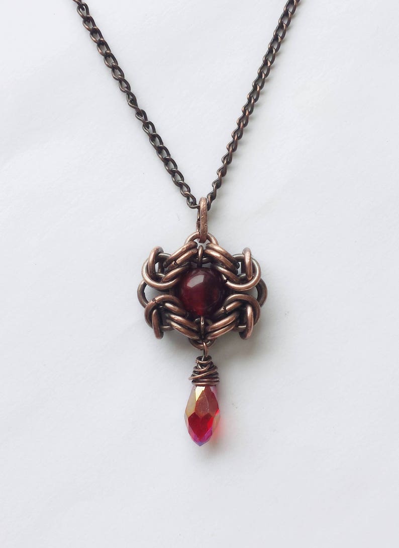 Small pendant agate motif byzantine chainmaille