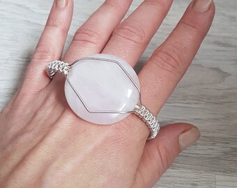 Verzilverde armband met een ronde rozenkwarts kraal, handgemaakte armband van gewikkeld draad, damessieraden
