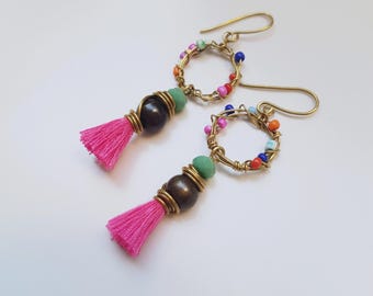 Kleurrijke handgemaakte oorbellen, messing oorbellen, kralen- en kwastjesoorbellen, oorbellen in boho-stijl