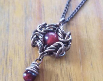 Kleine hanger van kopergaas met rode agaat, ketting van Byzantijns maliënkolder.