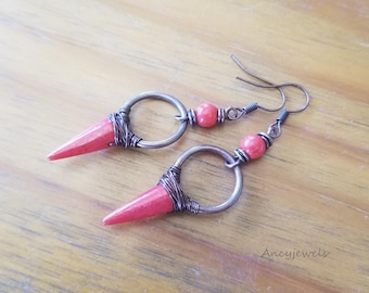 Unieke oorbellen van geoxideerd koper en parels, puntige oorbellen, handgemaakte sieraden