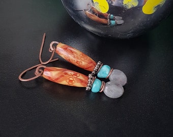 Unieke handgemaakte koperen oorbellen met labradoriet, glas en houten kralen.