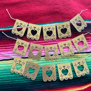 Mini pancartas de Papel Picado de lámina dorada para cajas de sombra y mini ofrendas.