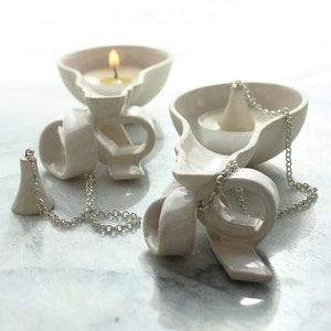 Glühbirne Moment Kerzenhalter mit Snuffer, gegossen aus einer Vintage Glühbirne. Zeitgenössisches Keramik-Design, weiße Wohnkultur Innenarchitektur. Bild 1