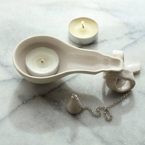 Glühbirne Moment Kerzenhalter mit Snuffer, gegossen aus einer Vintage Glühbirne. Zeitgenössisches Keramik-Design, weiße Wohnkultur Innenarchitektur. Bild 5