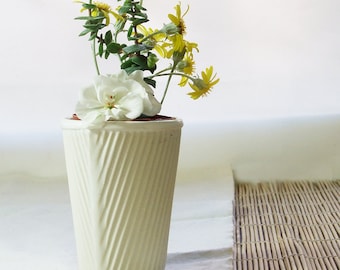 Jardinière en céramique, pot de succulentes ou pot de cactus. Tasse blanche pour plantes en pot ou comme tasse à thé. Porcelaine coulée en barbotine avec glaçure blanc satiné.