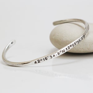 Coördinaten zilveren manchetarmband - GPS-paararmband - sterlingzilver - handgemaakt - gehamerd - aangepaste gravure - heren- / damesarmband