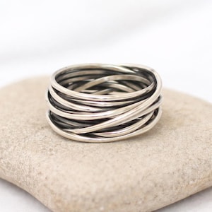 Wrap Sterling Silber Ring, breites Silberband, gehämmert oxidierter Ring, klobiger Drahtwickelring, personalisiert, Innenseite Gravur Geschenkidee für sie