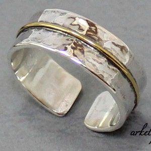 Gepersonaliseerde, gehamerde, verstelbare ring van sterling zilver en messing.. Heren / Dames Ring.. Aangepaste zilveren Ring..