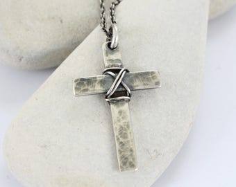 Sterling argent Cross Necklace avec cordon noir - Hammered Oxidized Cross. Croix faite à la main. Pendentif Croix Hommes / Femmes