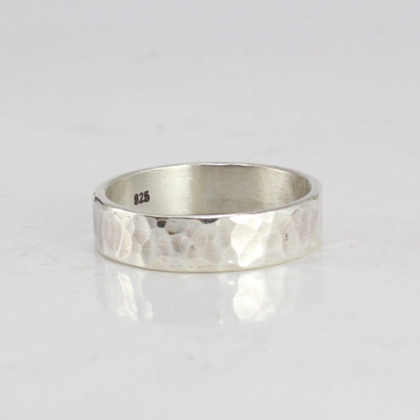 Bague en argent sterling pour hommes, femmes - Martelée ou lisse - Gravure personnalisée - Bague en argent sterling pour hommes - Bande d’argent - 5 mm