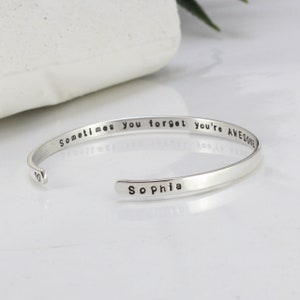 Può includere: Braccialetto rigido in argento con l'iscrizione "Sometimes you forget you're AWESOME" e il nome "Sophia" inciso sul fondo.