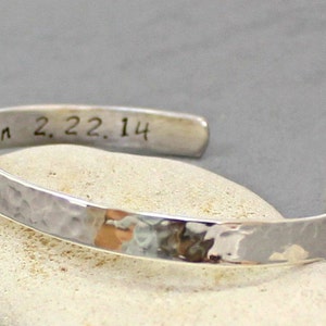 Personalisierter Armreif aus SterlingSilber.. Manschetten aus Sterlingsilber.. Gehämmerter Armreif.. Personalisierter Silber Armreif. Brautjungfern Geschenk