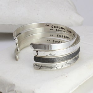 Gepersonaliseerde zilveren armband, herenarmband, manchet voor dames, aangepaste gegraveerde tekst en oppervlak, geoxideerd/gehamerd/glad/gekrast
