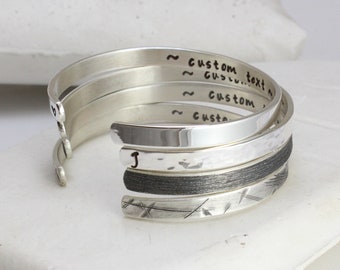 Brazalete de plata personalizado, pulsera de hombre, puño para mujeres, texto y superficie grabados personalizados, oxidado / martillado / liso / rayado