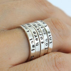 Anillo de plata de ley personalizado Anillo de parejas Banda de aniversario Estampado a mano Grabado Regalo personalizado Anillo de pila imagen 1