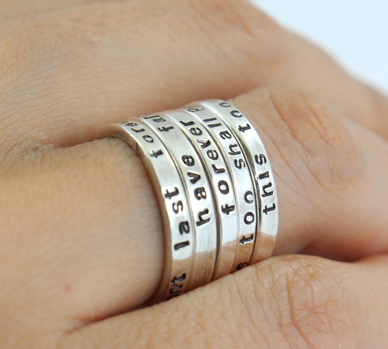 Anillo de plata de ley personalizado Anillo de parejas Banda de aniversario Estampado a mano Grabado Regalo personalizado Anillo de pila imagen 1