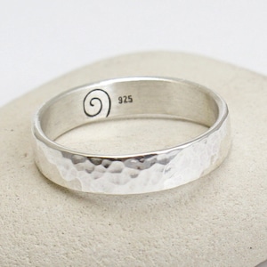 Zilveren Gehamerde Band - Trouwring - Binnen gepersonaliseerde gravure - Ring voor mannen en vrouwen - Verlovingsring - Trouwring