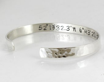 Coordonnées Bracelet -Manchette en argent sterling GPS - Longitude latitude -Bracelet martelé -Personnalisé avec coordonnées / mots / dates